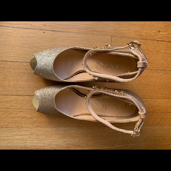 Gold high heels - Picture 2 of 4